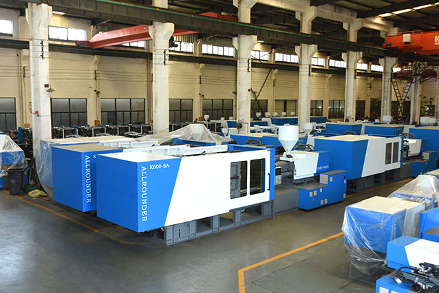 How does the automatic injection machine perform precise material distribution?